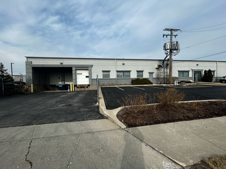 8044 Saint Louis Ave, Skokie, IL à louer - Photo de l’immeuble – Image 3 sur 7