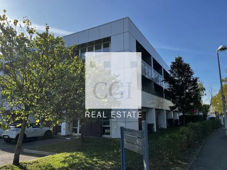 2-4 Rue Du Colonnel Chambonnet, Bron à louer - Photo de l’immeuble – Image 1 sur 7
