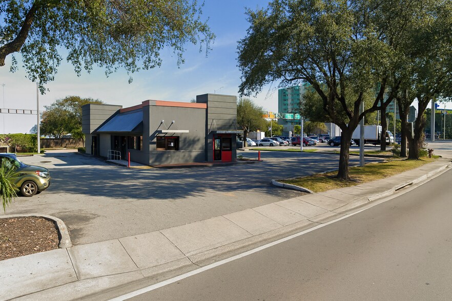 4201 NW 36th St, Miami, FL à louer - Photo de l’immeuble – Image 2 sur 5
