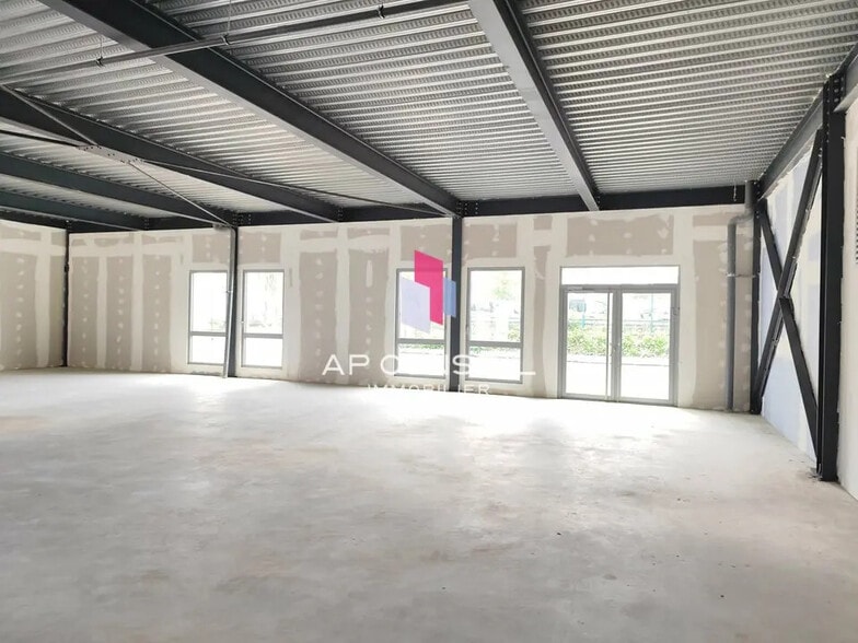 Bureau dans Plaisir à louer - Photo de l’immeuble – Image 3 sur 4