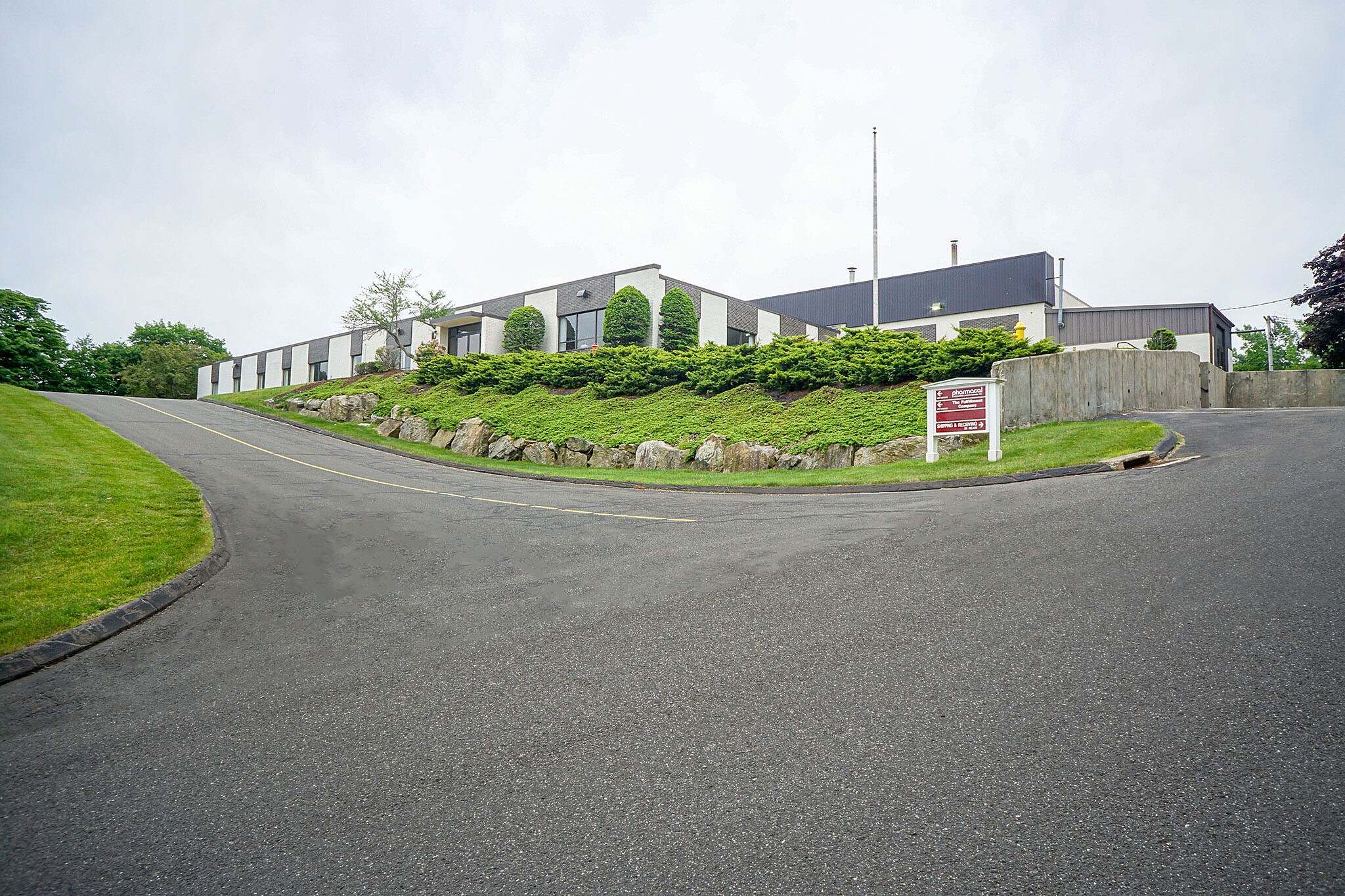 562 Captain Neville Dr, Waterbury, CT à louer Photo de l’immeuble– Image 1 sur 15