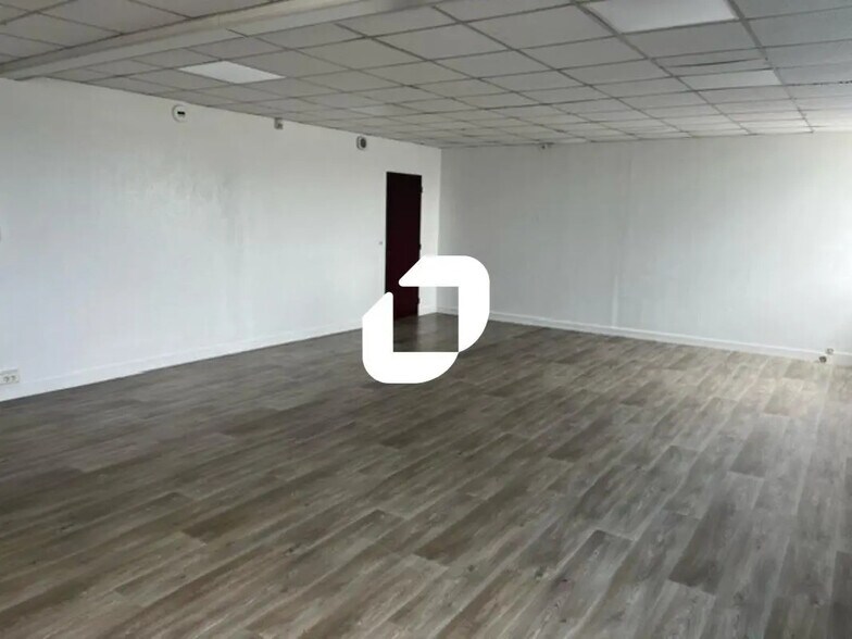 Bureau dans Moissy-Cramayel à louer - Photo de l’immeuble – Image 2 sur 8
