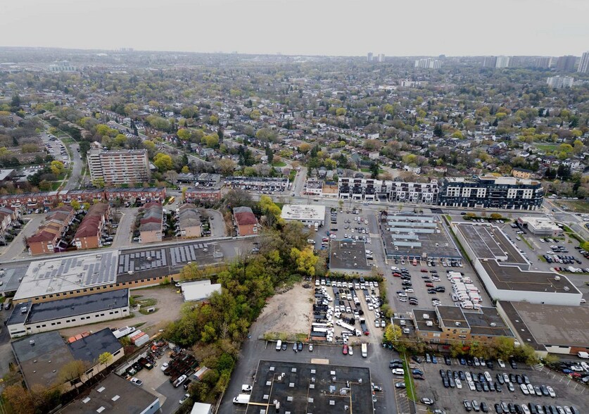49 Cranfield Rd, Toronto, ON à louer - Photo de l’immeuble – Image 3 sur 6