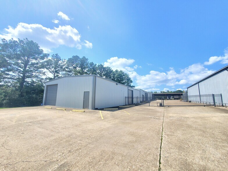 512 Bryant Rd, Conroe, TX à louer - Photo de l’immeuble – Image 2 sur 19
