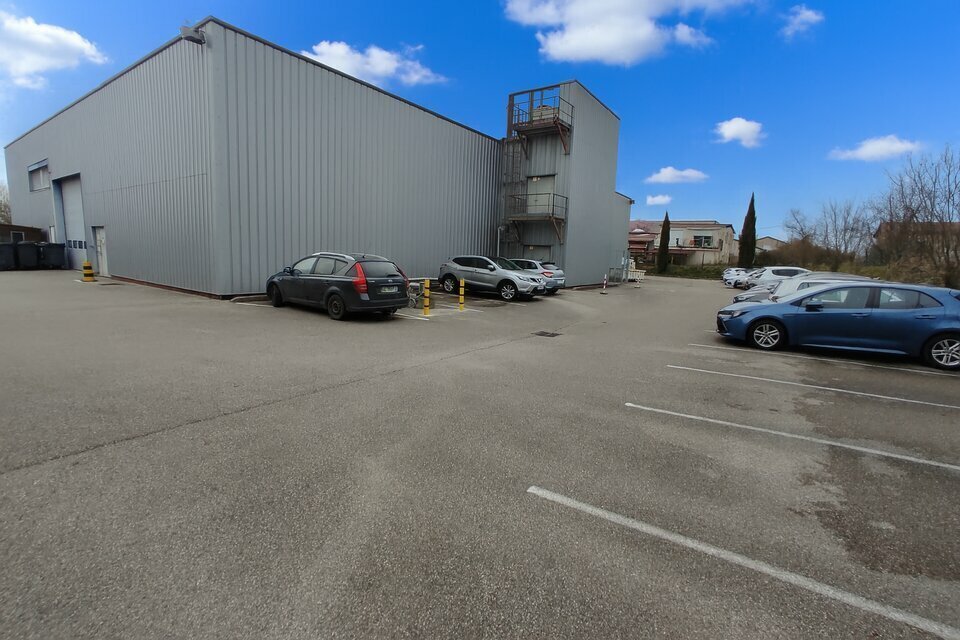 Local d'activités dans Vaulx-Milieu à vendre Photo de l’immeuble– Image 1 sur 11