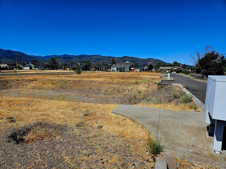240 Suncrest Rd, Talent, OR à vendre - Photo de l’immeuble – Image 3 sur 7