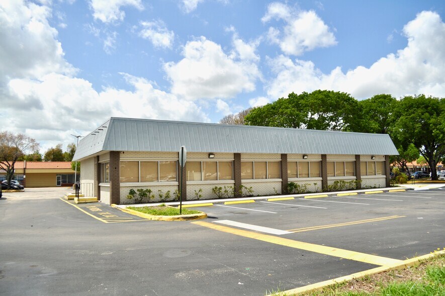 6096 W Oakland Park Blvd, Sunrise, FL à louer - Photo de l’immeuble – Image 2 sur 10
