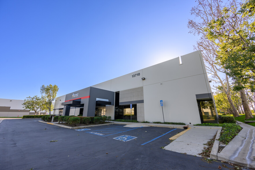 13710 Ramona Ave, Chino, CA à louer - Photo de l’immeuble – Image 1 sur 14