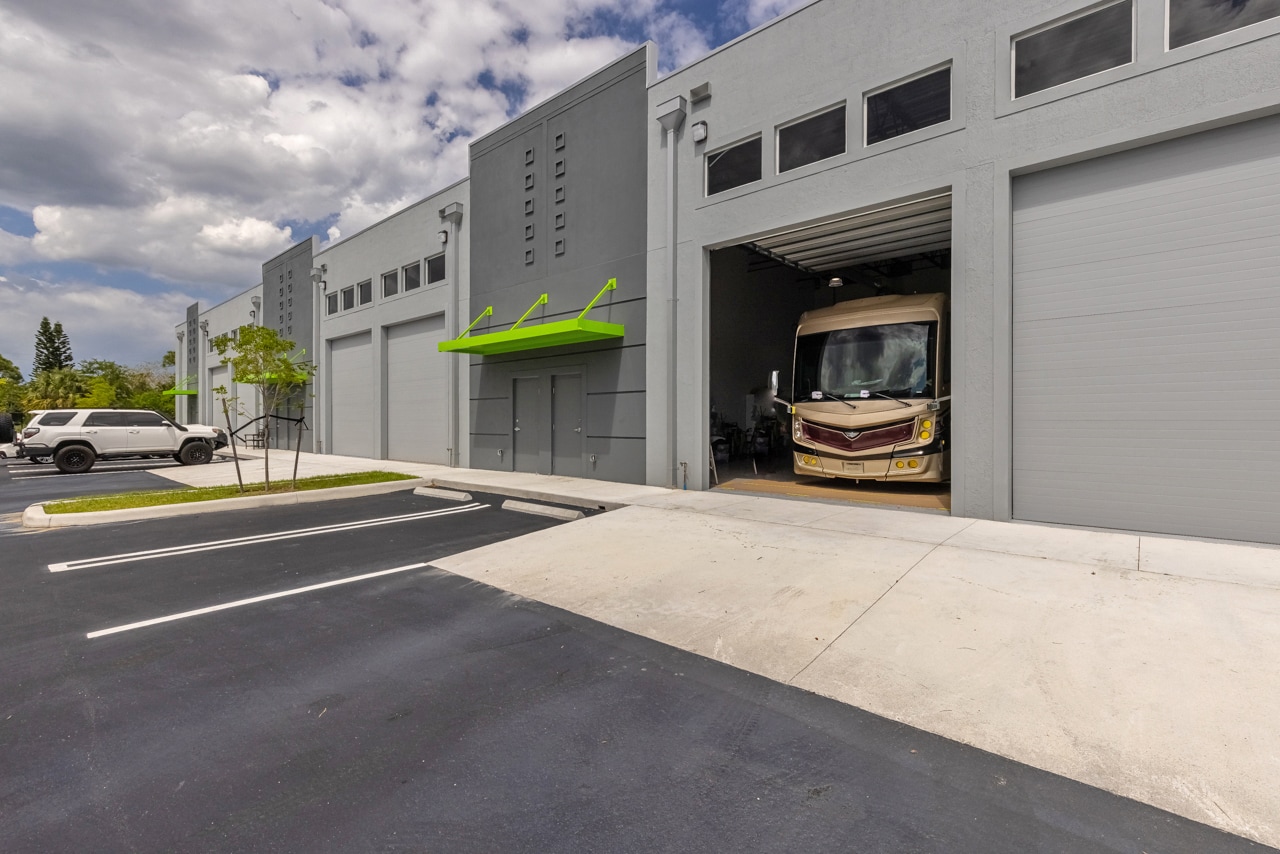 861 NE Industrial Blvd, Jensen Beach, FL à louer Photo intérieure– Image 1 sur 3