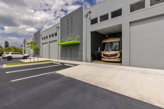 861 NE Industrial Blvd, Jensen Beach, FL à louer Photo intérieure– Image 1 sur 3