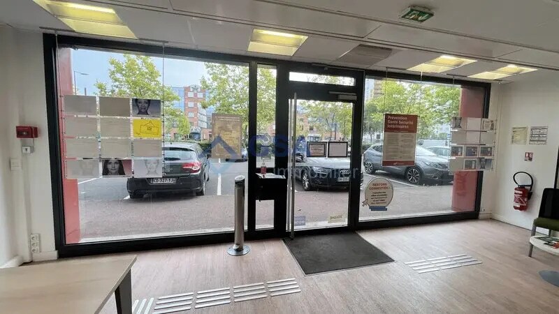 Local commercial dans Évry-Courcouronnes à louer - Photo de l’immeuble – Image 2 sur 6