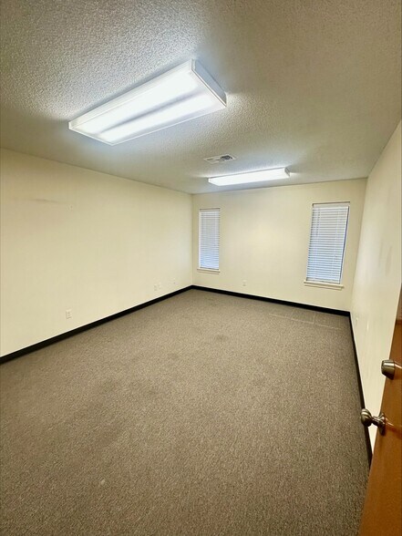 327 Fowlkes St, Sealy, TX à louer - Photo intérieure – Image 3 sur 12