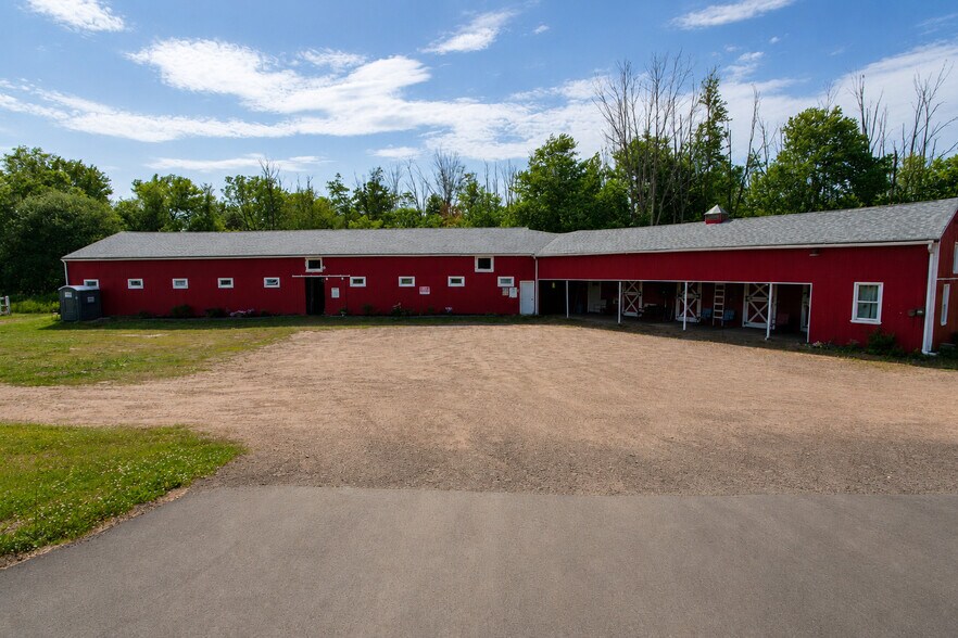 85 East St, East Granby, CT à vendre - Photo de l’immeuble – Image 1 sur 24
