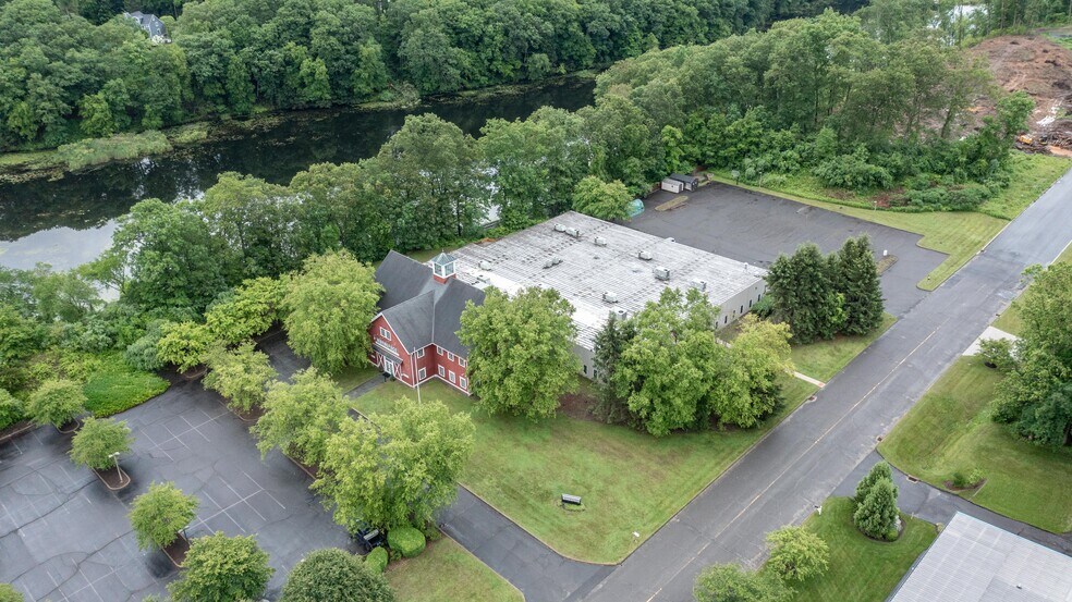 16-18 Trowbridge Dr, Bethel, CT à vendre - Photo de l’immeuble – Image 3 sur 58