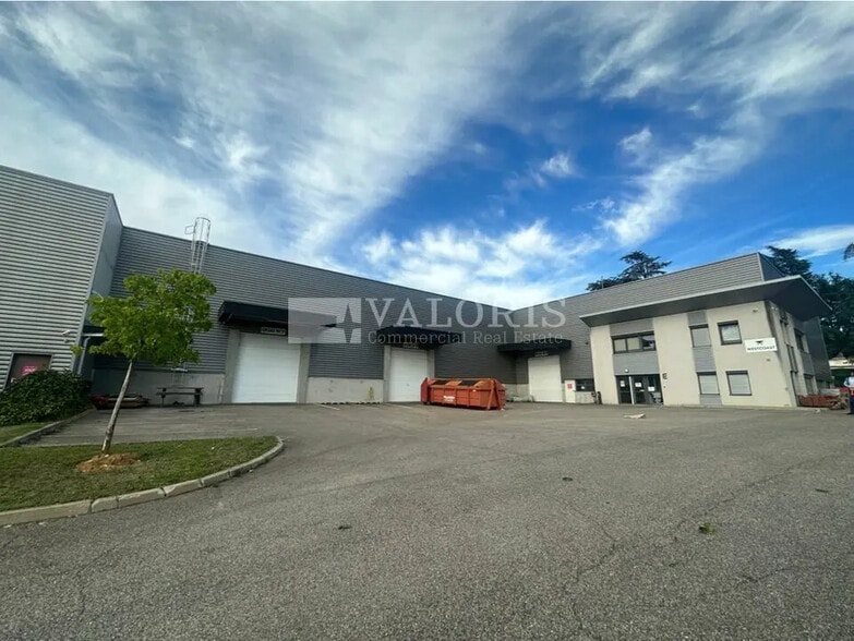 Local d’activités dans Saint-Priest à louer - Photo principale – Image 1 sur 3