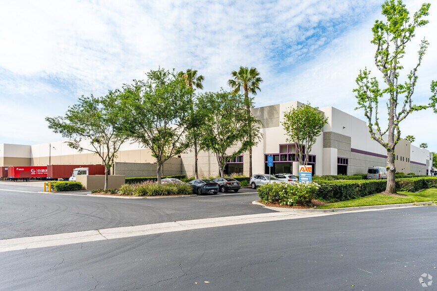 2590 E Lindsay Privado, Ontario, CA à louer - Photo principale – Image 1 sur 4