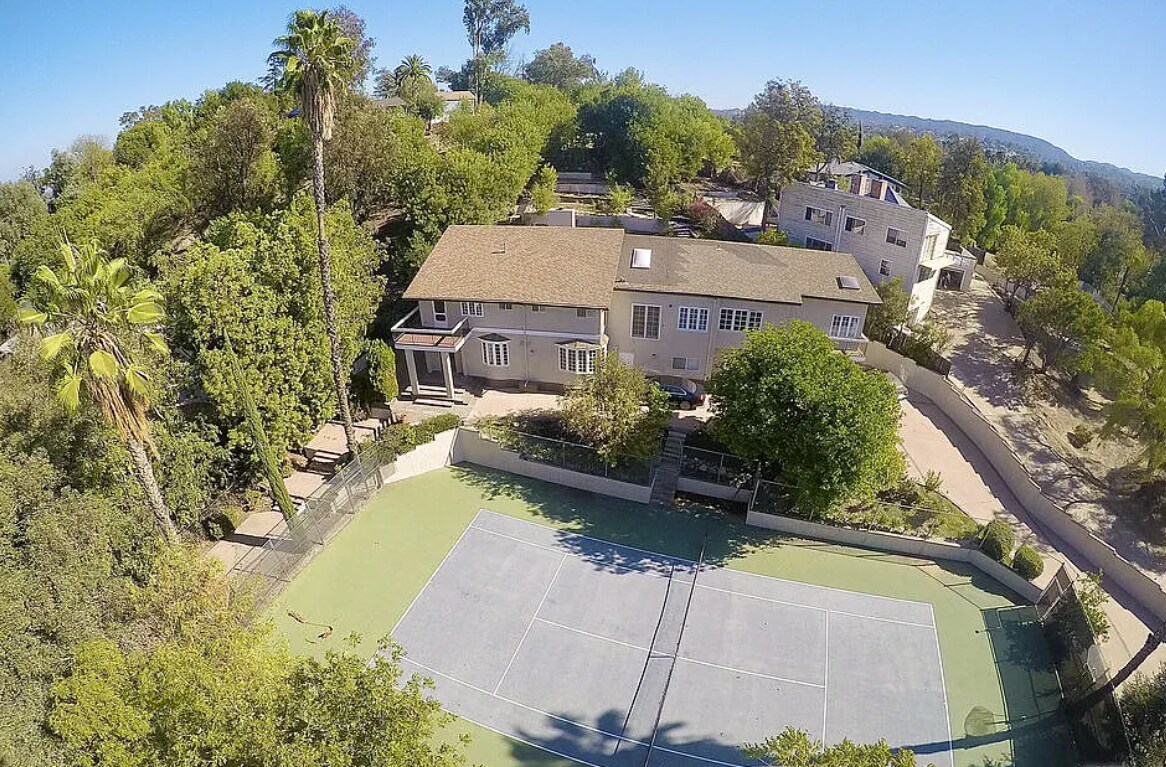 19567 Oxnard St, Tarzana, CA à louer Photo de l’immeuble– Image 1 sur 7