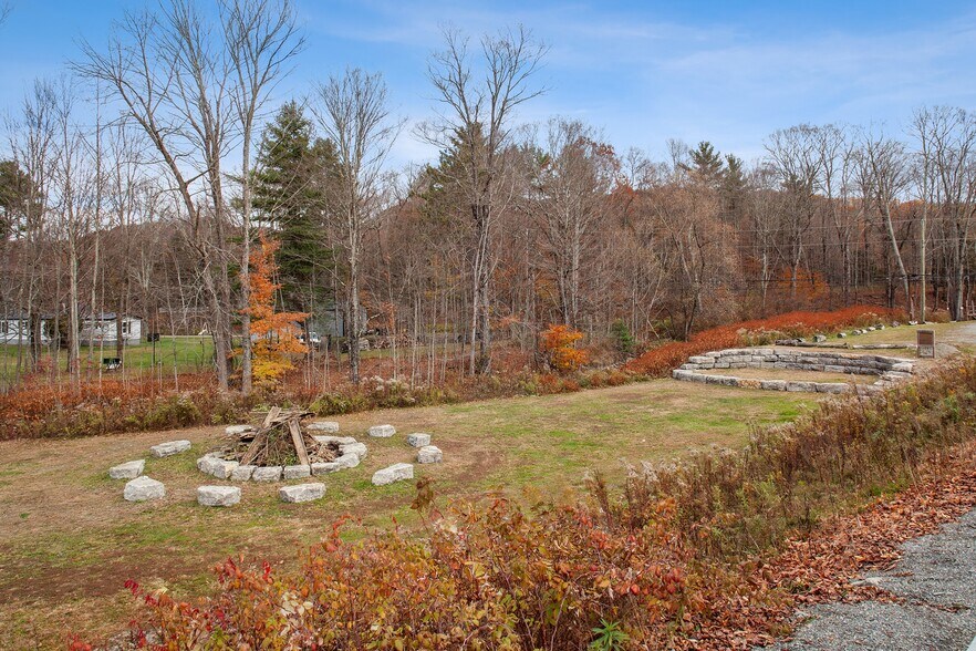 17 Cherry Plain Sq, Berlin, NY à vendre - Photo de l’immeuble – Image 3 sur 24