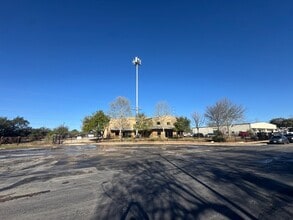 13307 Western Oak Dr, Helotes, TX à louer Photo de l’immeuble– Image 2 sur 16
