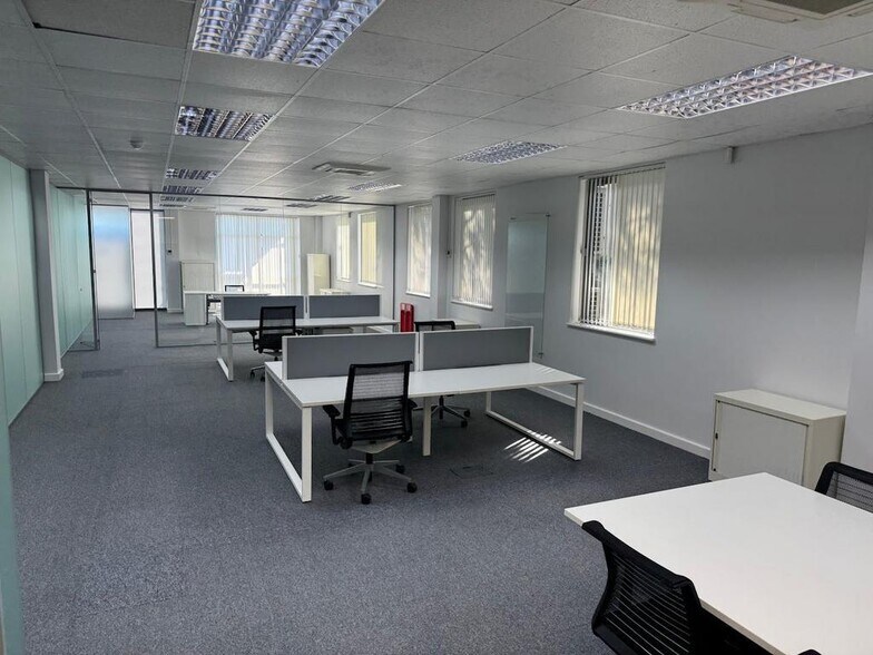 1-2 Eversley Way, Egham à louer - Photo de l’immeuble – Image 2 sur 8