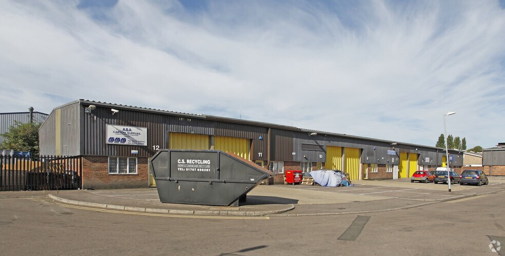 River Way, Harlow à louer - Photo principale – Image 1 sur 4