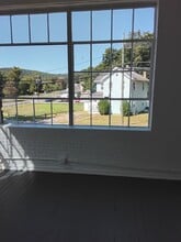 141 S Main St, Beacon Falls, CT à louer Photo intérieure– Image 1 sur 4