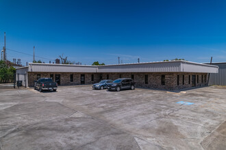 313 N Hwy 146, Baytown, TX à louer Photo de l’immeuble– Image 2 sur 4