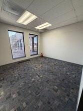 1835 Rohlwing Rd, Rolling Meadows, IL à louer Photo intérieure– Image 2 sur 4