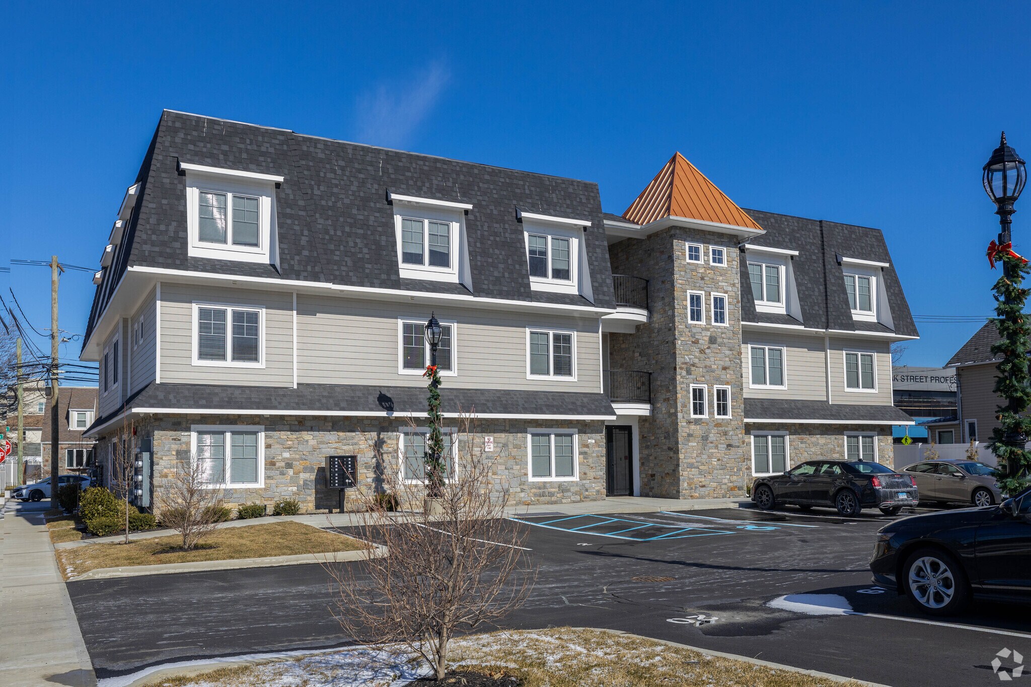 400 Oak St, Copiague, NY à louer Photo principale– Image 1 sur 22