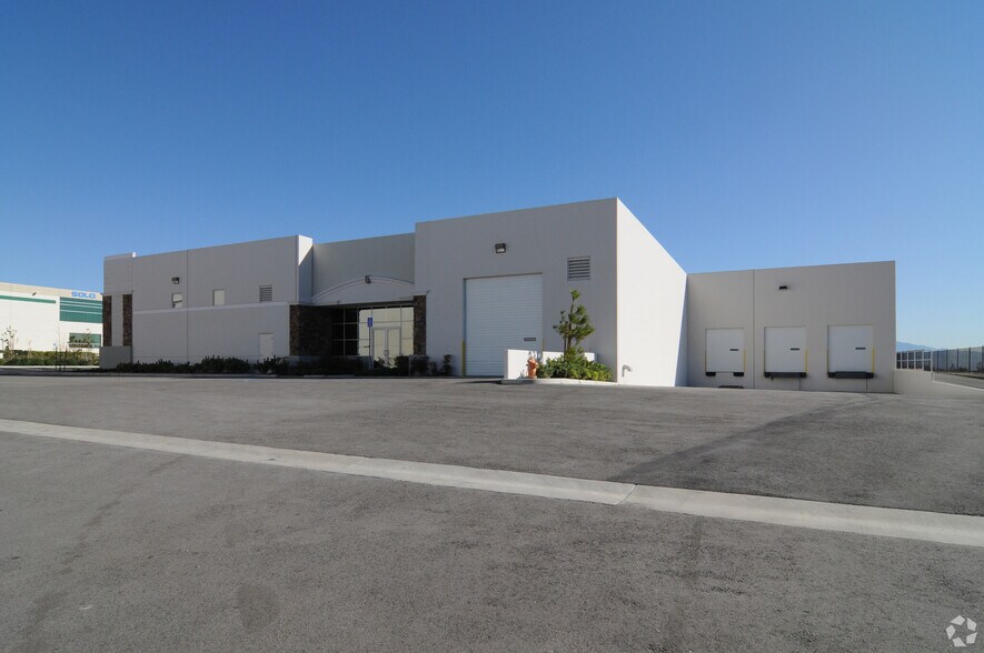 2481-2483 W Walnut Ave, Rialto, CA à louer - Photo de l’immeuble – Image 2 sur 3