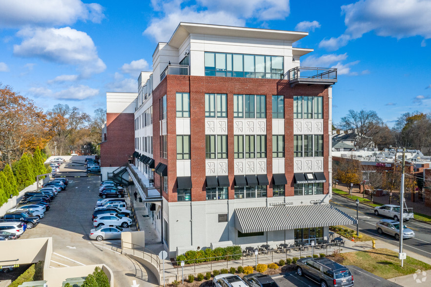 2820 Selwyn Ave, Charlotte, NC à louer - Photo de l’immeuble – Image 3 sur 11