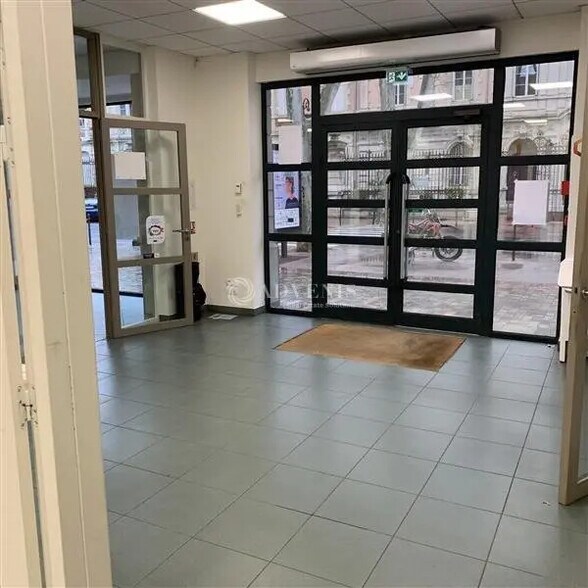 Local commercial dans à louer - Photo de l’immeuble – Image 3 sur 11