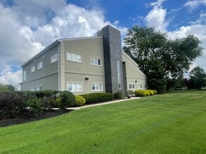 977 State Route 33, Monroe Township, NJ à louer Photo de l’immeuble– Image 2 sur 5