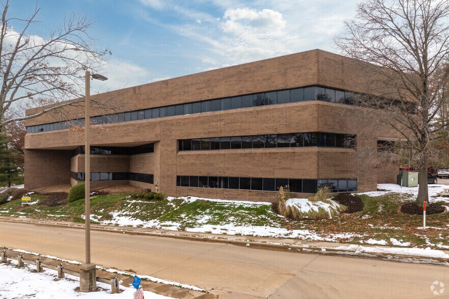 12125 Woodcrest Executive Dr, Saint Louis, MO à louer - Photo de l’immeuble – Image 1 sur 11