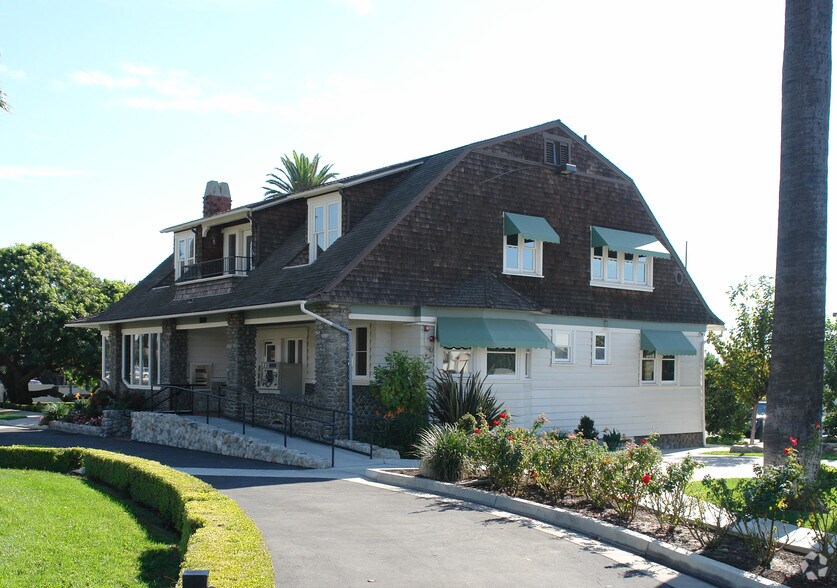 1060 W Foothill Blvd, Upland, CA à vendre - Photo principale – Image 1 sur 10