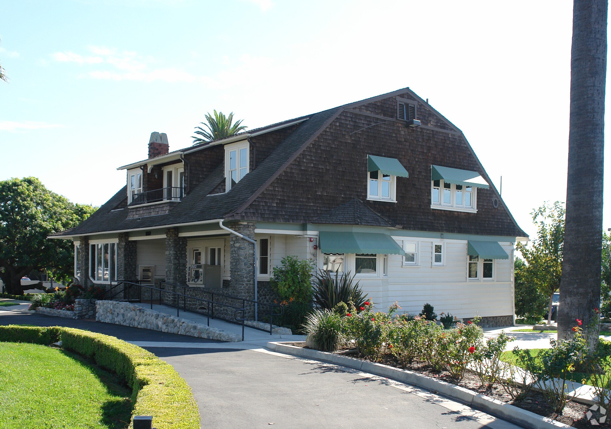 1060 W Foothill Blvd, Upland, CA à vendre Photo principale– Image 1 sur 11