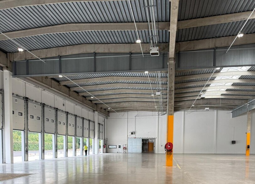 Industriel/Logistique dans Lisses à louer - Photo de l’immeuble – Image 3 sur 13