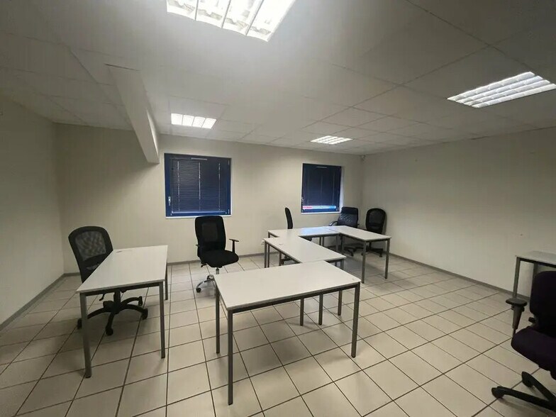 Bureau dans SAINT-VIGOR-D'YMONVILLE à louer - Photo de l’immeuble – Image 2 sur 9