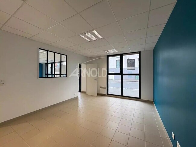 Plus de détails pour Bureau, Local commercial à louer