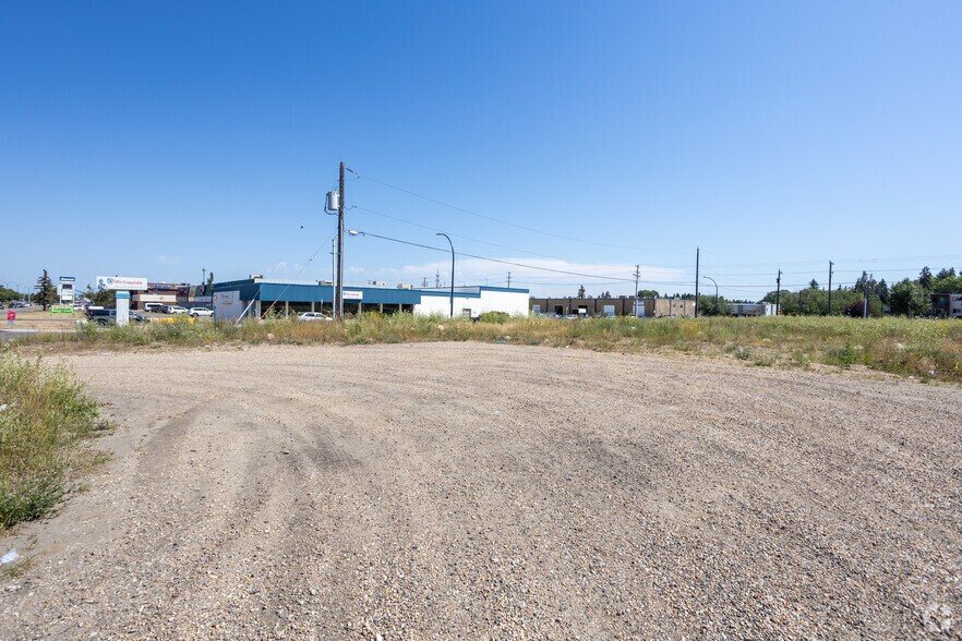 7171 50 Av, Red Deer, AB à louer - Photo principale – Image 1 sur 7