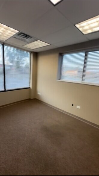 3919-3925 W 95th St, Evergreen Park, IL à louer - Photo de l’immeuble – Image 2 sur 3