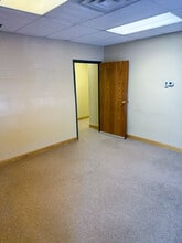 1121 E Main St, St Charles, IL à louer Photo intérieure– Image 2 sur 7