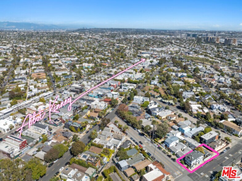1366 Riviera Ave, Venice, CA à vendre - Photo principale – Image 2 sur 21