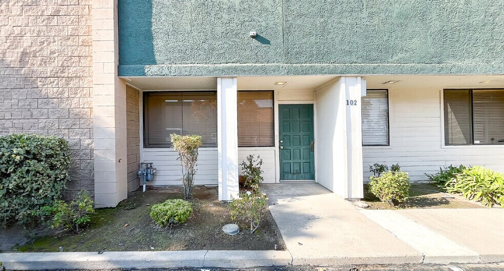 5740 E Shields Ave, Fresno, CA à louer - Photo de l’immeuble – Image 1 sur 1