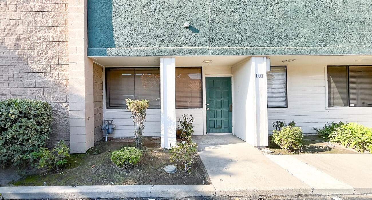 5740 E Shields Ave, Fresno, CA à louer Photo de l’immeuble– Image 1 sur 2