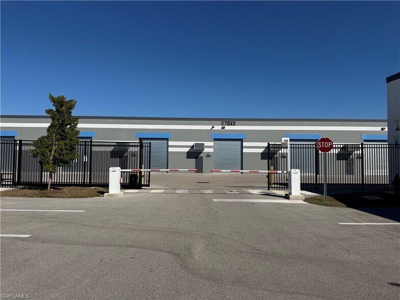 17860 Toy Vault ln, Fort Myers, FL à vendre - Photo de l’immeuble – Image 2 sur 7
