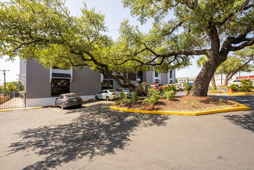 9502 Computer Dr, San Antonio, TX à vendre - Photo de l’immeuble – Image 2 sur 51