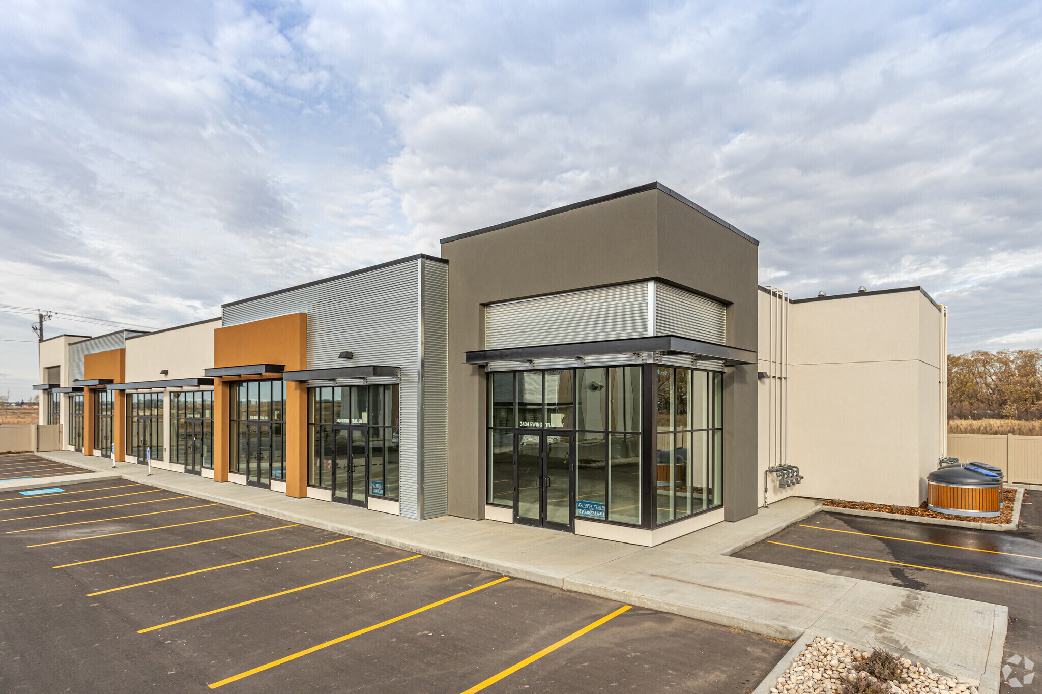3408-3478 Ewing Trl SW, Edmonton, AB à louer Photo de l’immeuble– Image 1 sur 7