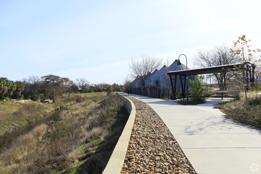 423 Blue Star, San Antonio, TX à louer - Photo de l’immeuble – Image 2 sur 94