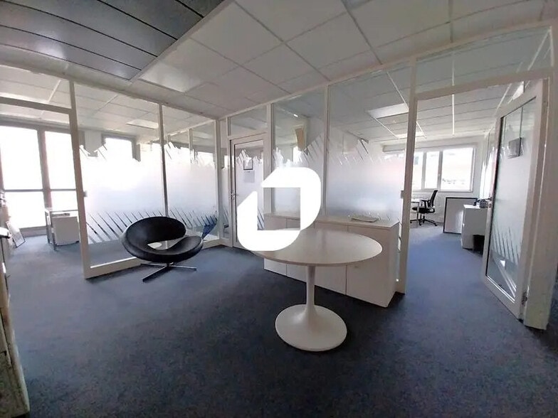 Bureau dans Voisins-le-Bretonneux à louer - Photo intérieure – Image 3 sur 9